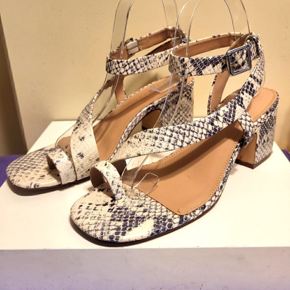 BCBG "Danni" Snakeskin Print Leather Toe Ring Chunky Heel Sandals Sz.8/38.5 $150